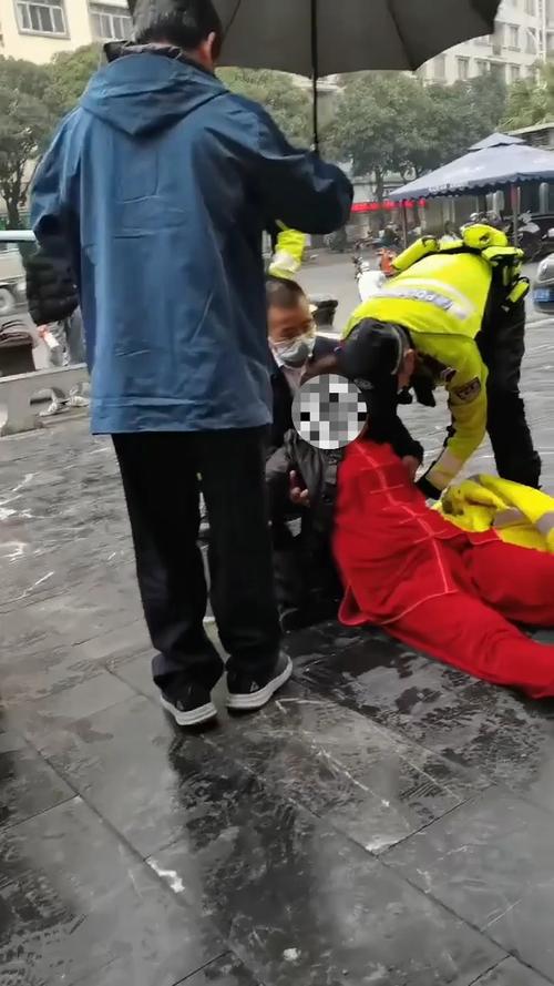 白小姐精选三肖四码澳门和老人摔倒家属投诉与老人摔倒家属投诉电话