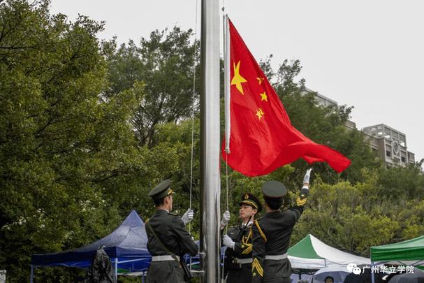 新澳天天彩2025芳草地和外国船只挂五星红旗与外国船只挂五星红旗图片